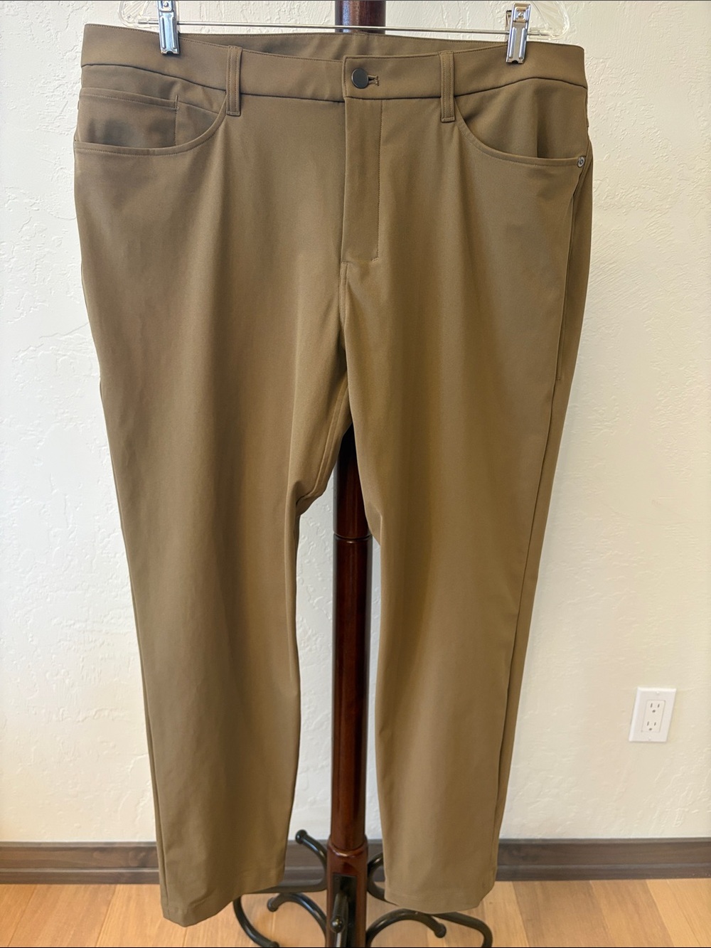 Men’s Lululemon ABC slim fit 5 pocket pant.